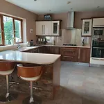Stylish 4 Bedroom House By The Sea