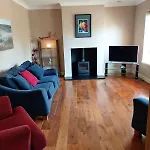 Stylish 4 Bedroom House By The Sea *