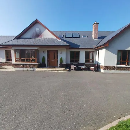 Stylish 4 Bedroom House By The Sea Ferienhaus