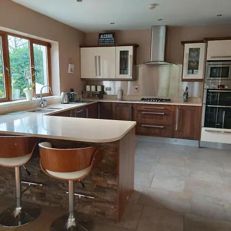 Stylish 4 Bedroom House By The Sea