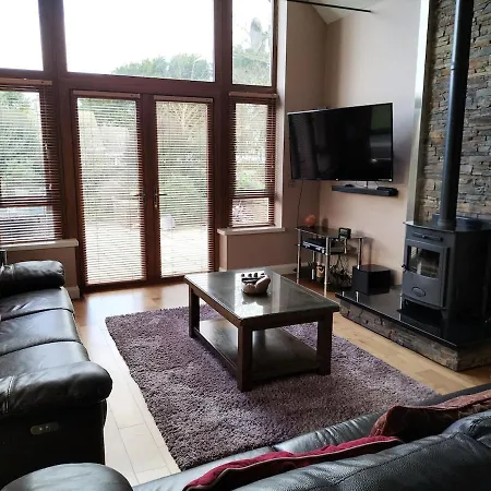 Stylish 4 Bedroom House By The Sea *