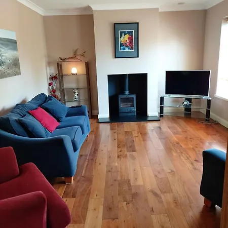 Stylish 4 Bedroom House By The Sea *