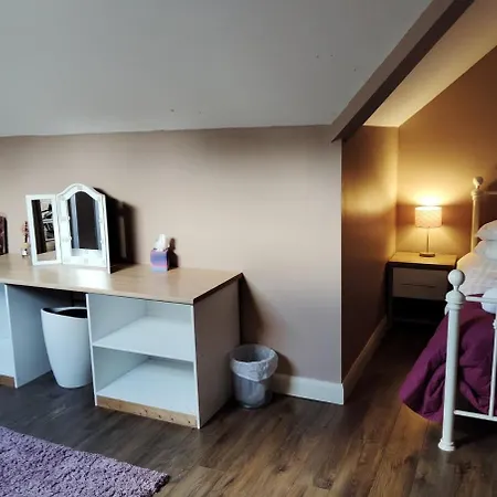 Stylish 4 Bedroom House By The Sea Prázdninový dům *