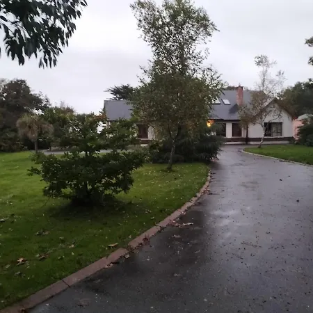 Stylish 4 Bedroom House By The Sea *