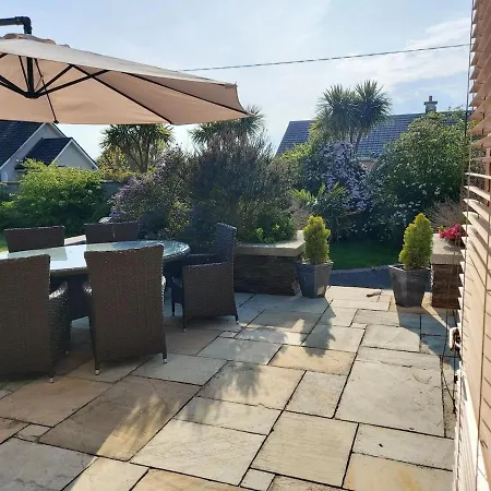 Stylish 4 Bedroom House By The Sea Ferienhaus *