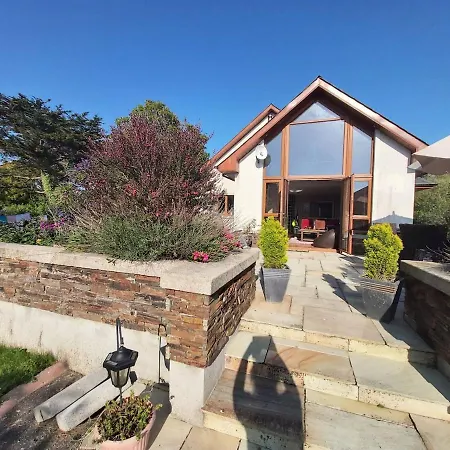 Stylish 4 Bedroom House By The Sea Ferienhaus *