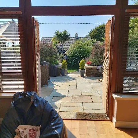 Stylish 4 Bedroom House By The Sea Ferienhaus