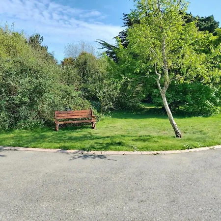 Stylish 4 Bedroom House By The Sea