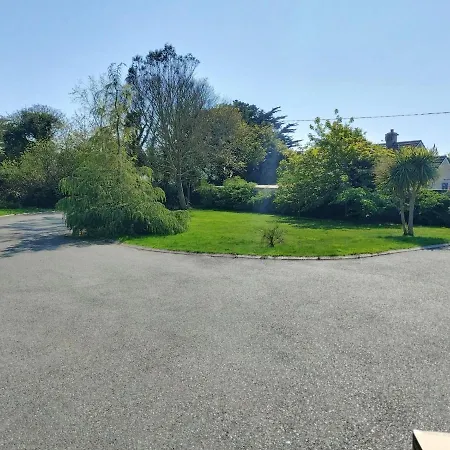 Stylish 4 Bedroom House By The Sea