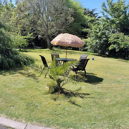 Stylish 4 Bedroom House By The Sea