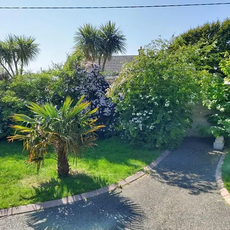 Stylish 4 Bedroom House By The Sea Ferienhaus