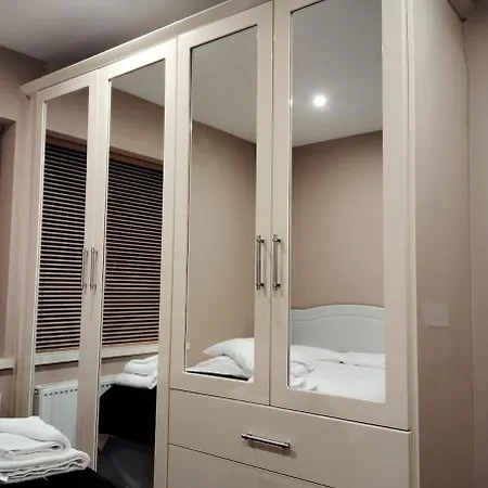 Stylish 4 Bedroom House By The Sea