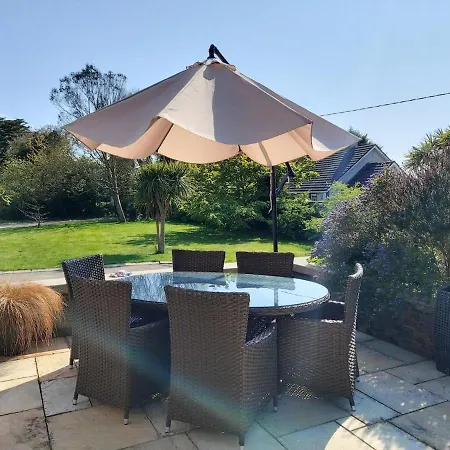 Stylish 4 Bedroom House By The Sea Ferienhaus *