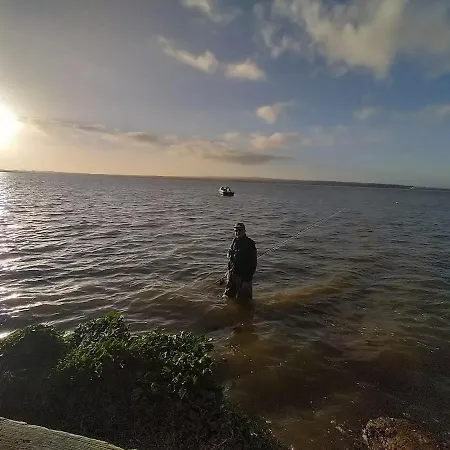 Stylish 4 Bedroom House By The Sea *