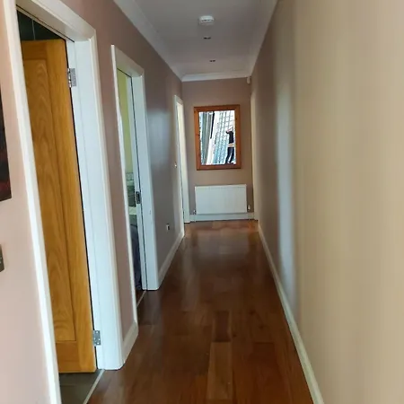 Stylish 4 Bedroom House By The Sea *