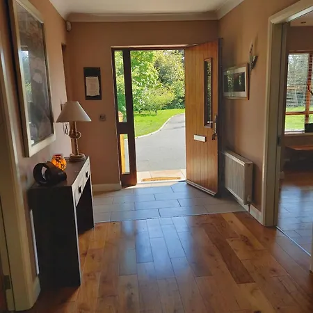 Stylish 4 Bedroom House By The Sea Prázdninový dům *
