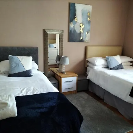 Stylish 4 Bedroom House By The Sea