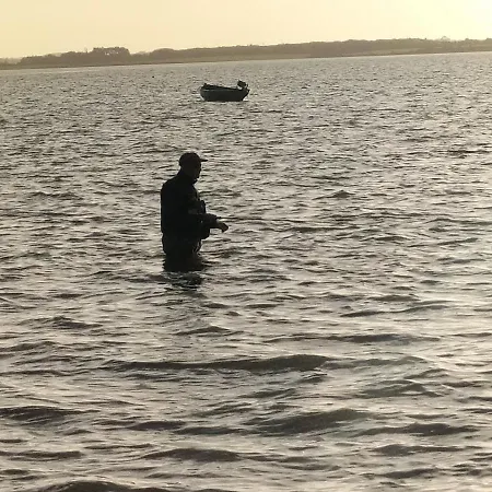 Stylish 4 Bedroom House By The Sea