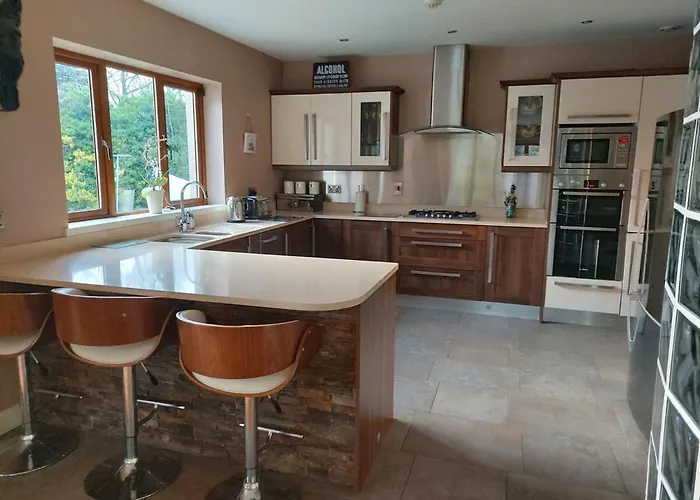 Stylish 4 Bedroom House By The Sea