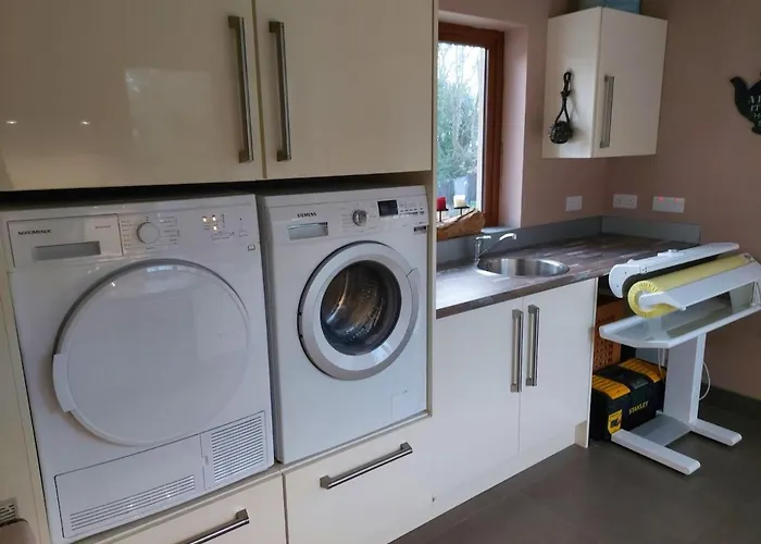 Stylish 4 Bedroom House By The Sea *