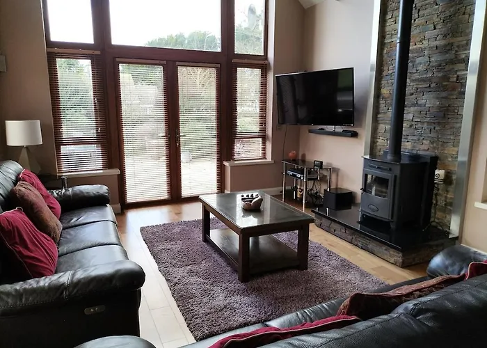 Stylish 4 Bedroom House By The Sea *