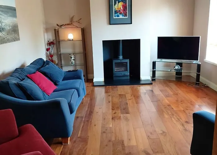 Stylish 4 Bedroom House By The Sea *