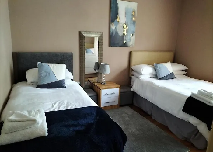 Stylish 4 Bedroom House By The Sea *