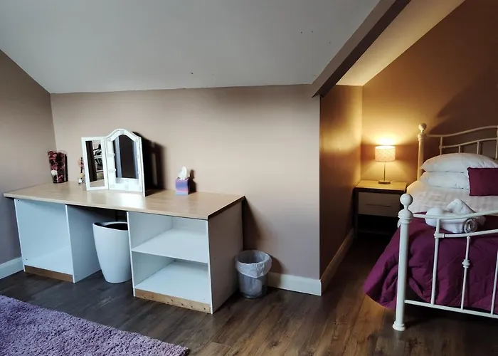 Stylish 4 Bedroom House By The Sea Prázdninový dům *