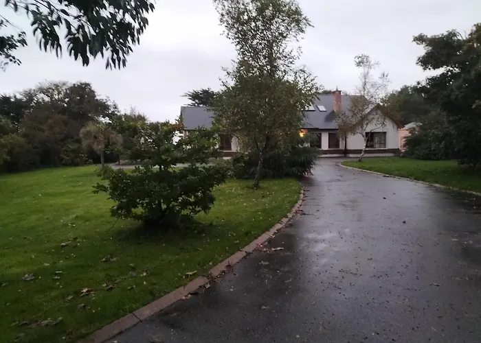 Stylish 4 Bedroom House By The Sea *