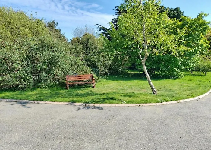 Stylish 4 Bedroom House By The Sea