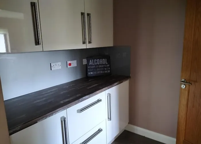 Stylish 4 Bedroom House By The Sea