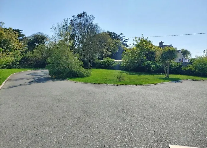 Stylish 4 Bedroom House By The Sea