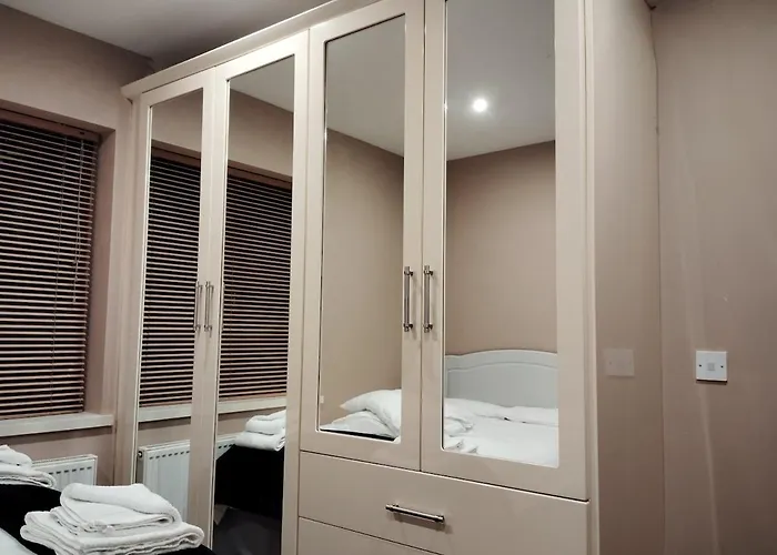 Stylish 4 Bedroom House By The Sea